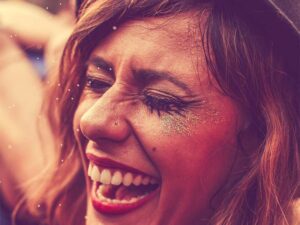 Leia mais sobre o artigo O glitter e o cuidado dos olhos no Carnaval