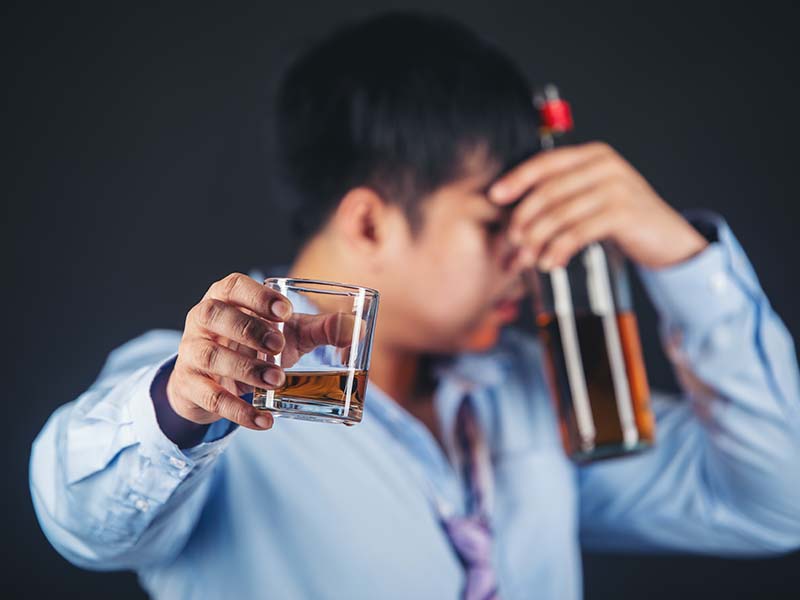No momento, você está visualizando Bebidas adulteradas com metanol: ameaça à visão e à saúde em São Paulo
